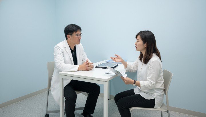 吳紹琥醫師門診說明減肥針長期計畫內容 民眾諮詢專業醫護關於減肥針長期計畫流程 透過健康飲食配合減肥針長期計畫穩定瘦身 掌握GLP-1原理執行減肥針長期計畫不復胖