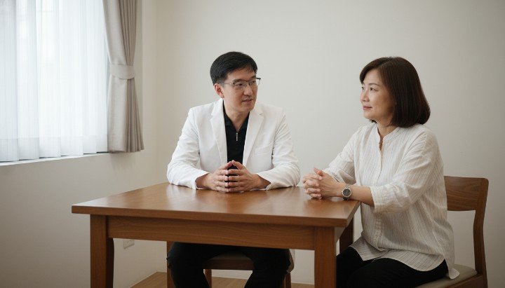 [SEGMENT]醫師門診諮詢埋線拉提適合族群狀況[/SEGMENT] [SEGMENT]展示改善垂臉的埋線拉提適合族群對比[/SEGMENT] [SEGMENT]線材拉提原理說明與埋線拉提適合族群[/SEGMENT] [SEGMENT]專業診所環境利於埋線拉提適合族群諮詢[/SEGMENT]