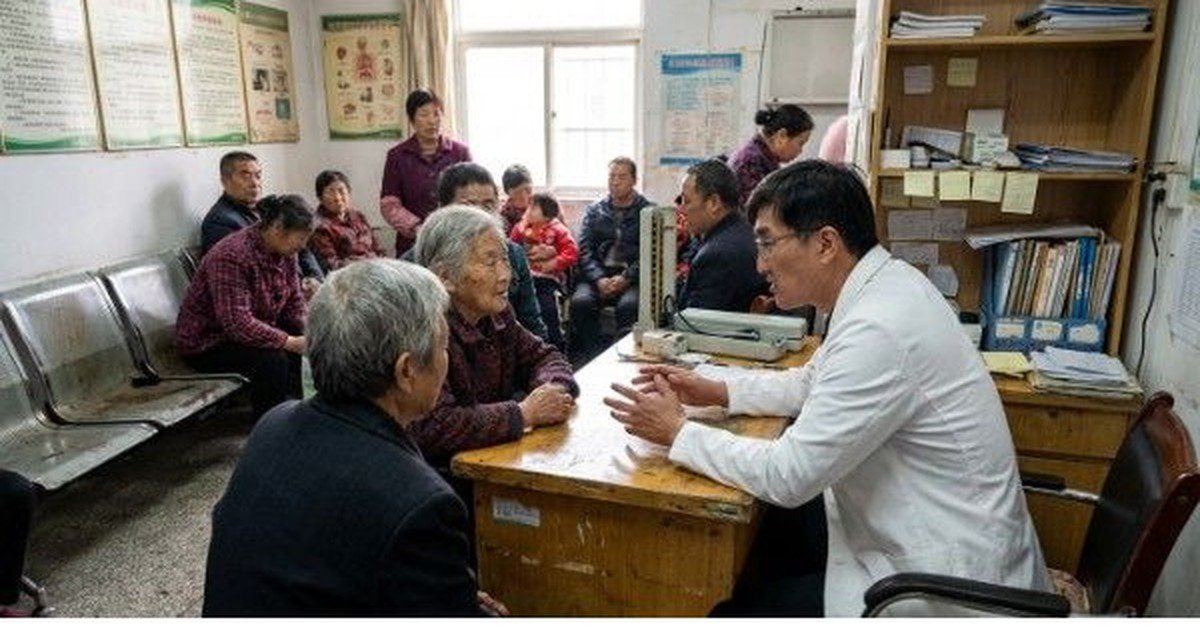 雄性禿微創毛囊移植技術案例分享，醫生正在進行檢查